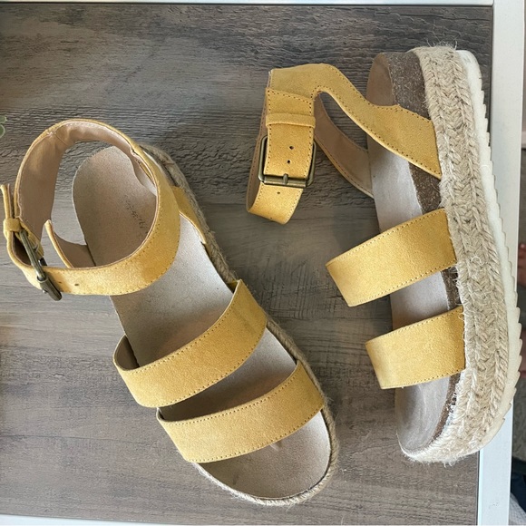 🤍Universal Thread Sandals - Picture 7 of 10